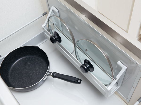 Kitchen.  [Hide rack] Hide the lid and cutting board fresh pot on the part of the door, It easily retrieved when needed.