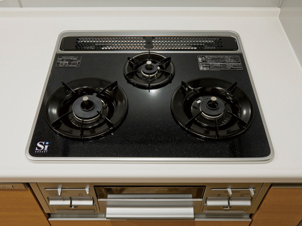 Kitchen.  [Three-necked gas stove] Extinguishing feature scorching ・ Forgetting to turn off safety, such as fire fighting function ・ Standard equipped with a peace of mind function. Also convenient to care, It is a strong glass coat finish to shock and scratches.