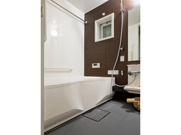 Bathing-wash room.  [Bathroom] Stride easy to 450mm below the apron high. It is a low-floor type tub of safe height to the elderly from children.