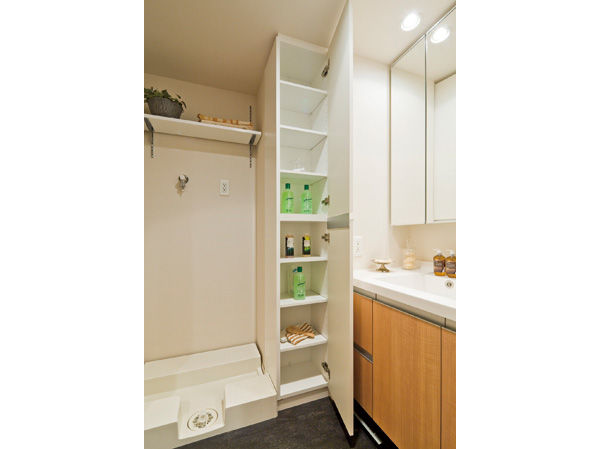 Bathing-wash room.  [Linen cabinet] The powder room, Set up a convenient linen warehouse for storage, such as towels and clothing. You can use the space effectively.
