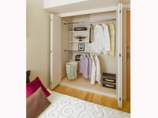 Receipt.  [closet] The master bedroom is, Place the closet of the large-capacity storage. Also clean and Katazuki miscellaneous goods, such as clothing and accessories. There is also a depth, Nice point also that the closet hanger is attached two.