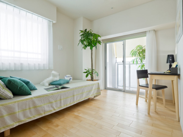 Interior.  [Western style room] Bright Western-style facing the balcony. Since passing through the living room, It is also ideal as a children's communication is likely to take. Solid wood flooring of the standard specification, It is a material that can be safe for small children.