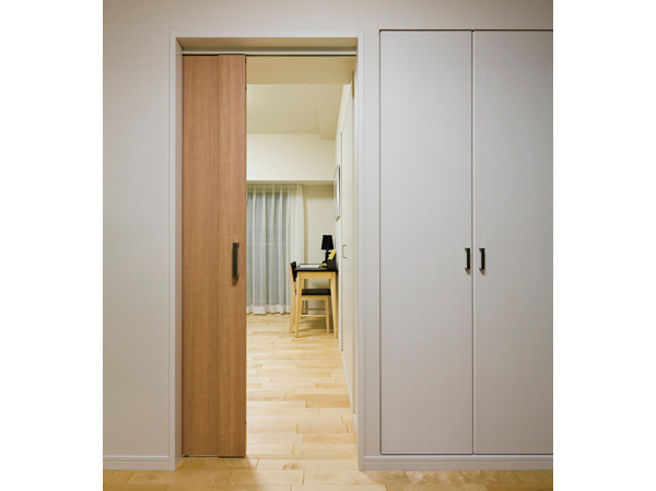 Interior.  [Sliding door that can be air volume control] Adopt a sliding door to the door of each room. Unlike the hinged door, You can adjust the air volume by the opening and closing condition. It is shock-absorbing type that can be quiet operation. (Except for some)