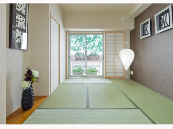 Interior.  [Japanese-style room] Gororito lie down natural Japanese paper tatami feels good comfort. The tatami is unlikely to fade, Because it is not the insect processing, Friendly material on the body. It reduces the occurrence of mold and mite.