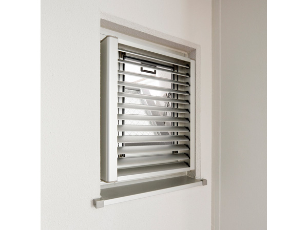Security.  [Movable louver surface lattice] In the window of the bathroom, While maintaining the privacy of you have established a movable louver surface lattice that the ventilation can be ensured.