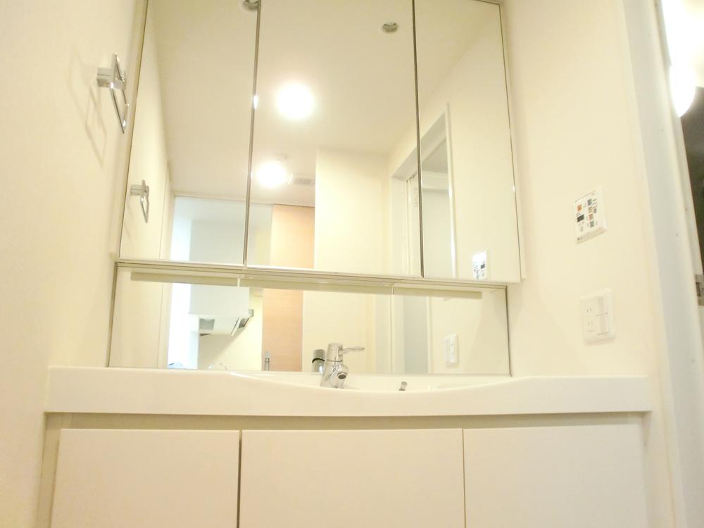 Wash basin, toilet.  ■ Three-sided mirror vanity with storage capacity. It is polite to your.