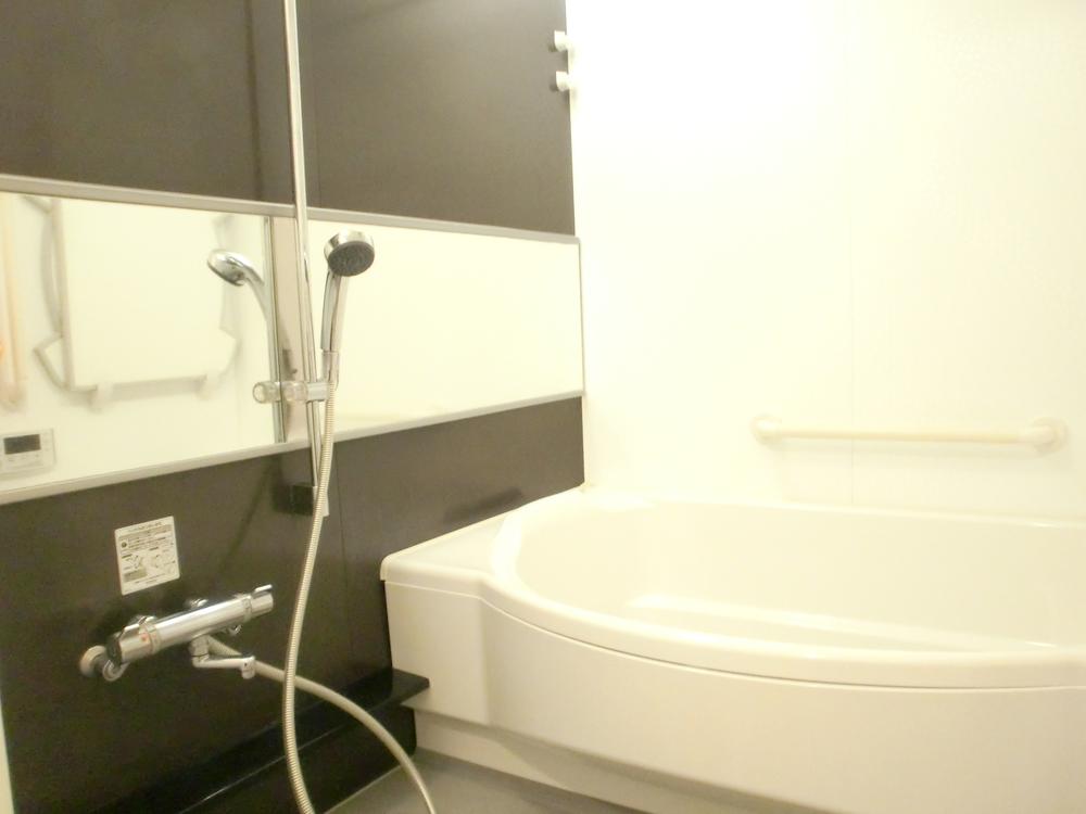 Bathroom.  ■ Low-floor shell soaking bathtubs ・ Bathroom ventilation heating dryer ・ 24-hour ventilation ・ Otobasu Indoor (12 May 2013) Shooting