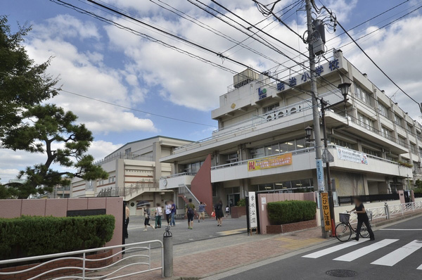 Meiji elementary school (about 1170m, A 15-minute walk)