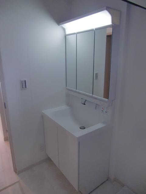 Wash basin, toilet. Three-sided mirror vanity