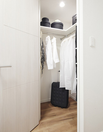 Interior.  [Walk-in closet] To ensure the storage space everywhere, It was to clean the inside of the dwelling unit. You can secure a spacious and cozy space that was.