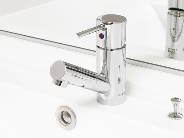 Bathing-wash room.  [Single lever mixing faucet] Selectively used the water and hot water at the touch of a button, Single lever mixing faucet. This is useful can be pulled out of the discharge port portion.