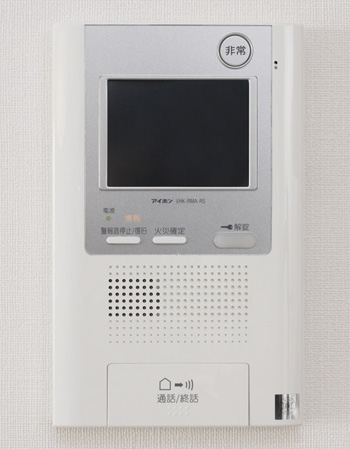 Security.  [Auto-lock system with monitor] The monitor of each dwelling unit, Check the visitor who is in the entrance hall. It is safe because it unlocked from the check with the video and audio. (Same specifications)
