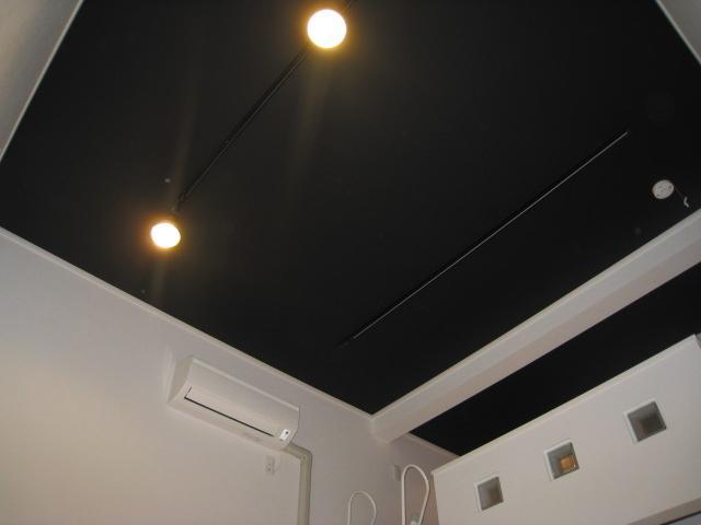 Other Equipment. Western-style lighting 2 Stylish spotlight