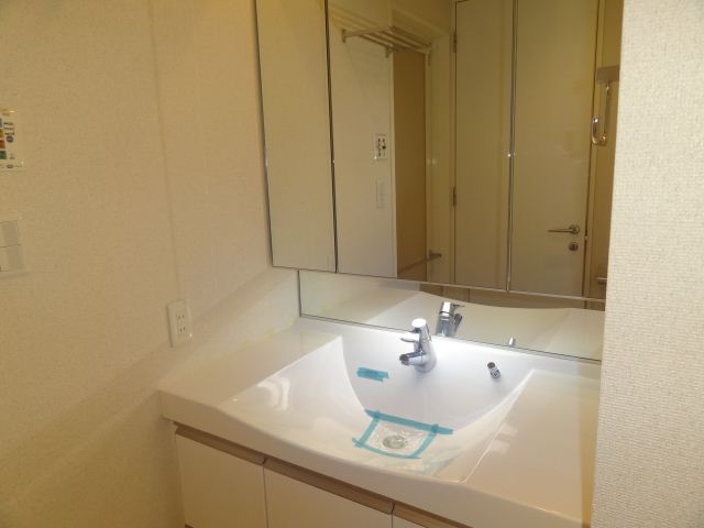 Washroom. Of the three-sided mirror independent basin