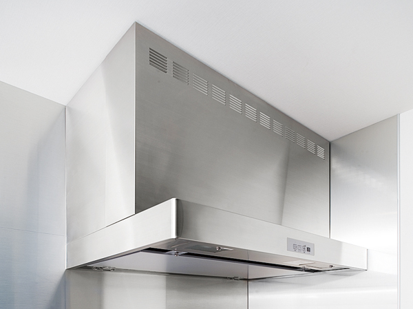 Kitchen.  [Range hood of urban and sophisticated design] To produce beautiful interior of the kitchen space, It adopted a stainless steel range hood with a sharp square design. It is the same hourly wage exhaust type chamber internal pressure is kept constant.