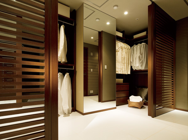 Receipt.  [It boasts a walk-in closet functionality and high storage capacity] Walk-in closet that can confirm the stored items at a glance is, Large-scale storage with the size of the room. In addition to the storage of a number of clothing, Drawer to feet and chest, You can put even shoe box.  ※ Except for some residential units
