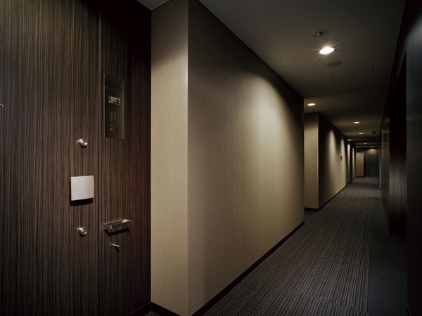 Shared facilities.  [Corridor Among leading to hotel-like calm and comfort] The inner corridor of heating and cooling equipment. Engender luxury drifts nestled is the atmosphere, such as hotels. Also ensure the privacy of the line of sight from the outside and shut out.  Even lower possibility of unauthorized intrusion from the outside, It has extended crime prevention. (April 2009 shooting)