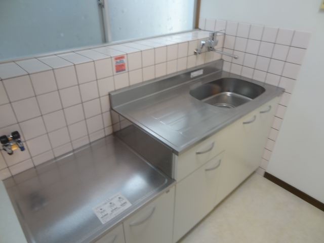 Kitchen. Gas stove can be installed