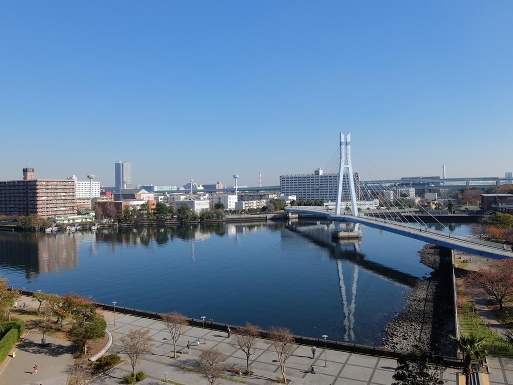 View photos from the dwelling unit. From balcony, Overlooking the municipal Shinonome waterfront park. Cross the Sakura Bridge, There is a "Tatsumi" station of Tokyo Metro Yurakucho Line.