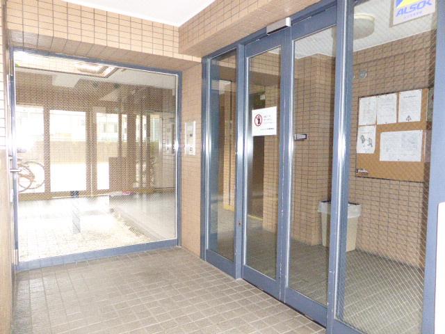 Entrance. Common areas