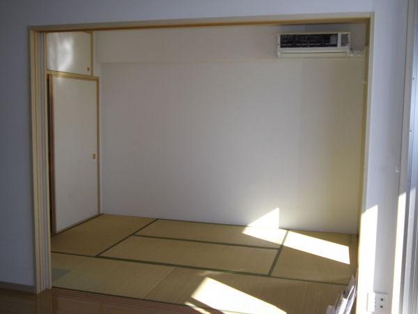 Non-living room. Good per sun Japanese-style