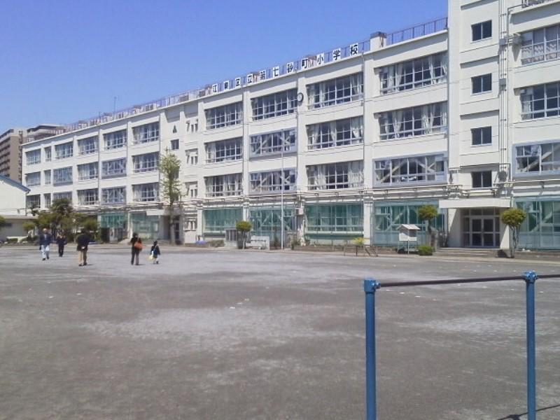 Primary school. Seventh sand the town until the elementary school 409m
