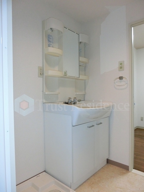 Washroom. Independent wash basin