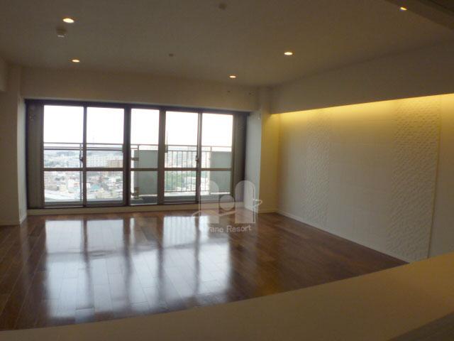 Living. Spacious of 23 quires LDK. It is bright and airy with plenty at the opening the entire sash and glass.