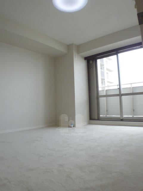 Non-living room. A light and airy is of 6.5 quires Western-style.