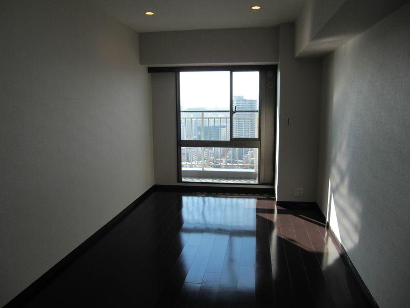 Non-living room. 13 Pledge of the bedroom with a walk-in closet.