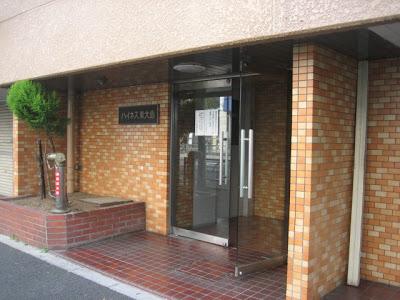 Entrance.  [Station 3-minute walk of a good location apartment] Commute ・ Commute ・ Near parks, Also well-equipped living environment.