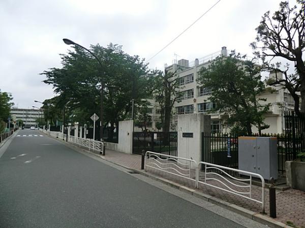Primary school. The second sand the town until the elementary school 550m