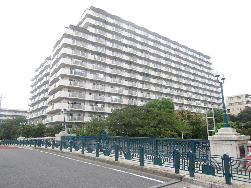 Local appearance photo. Large-scale apartment of the total number of units 256 units along the Sendai Horikawa park