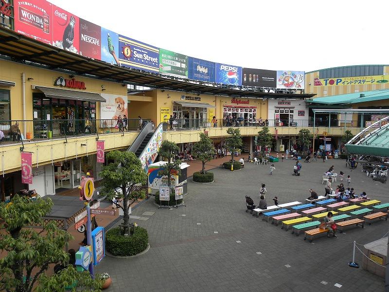 Shopping centre. 445m to San Street