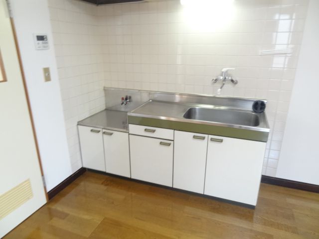 Kitchen. Gas stove can be installed