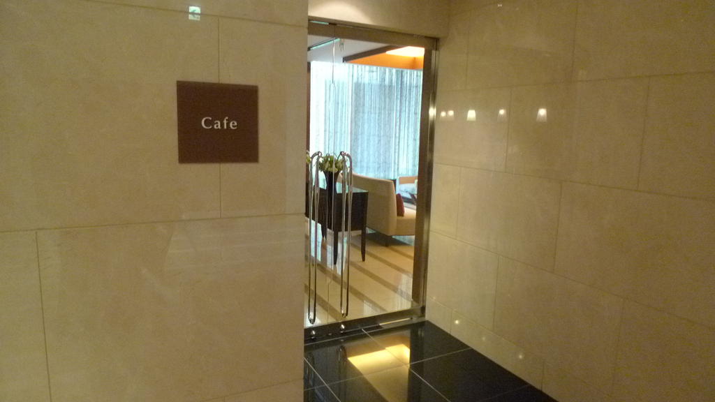 Other common areas. Brokerage fee 0.75. Condominium tower luxury lobby ・ Cafe ・ Este ・ Pool