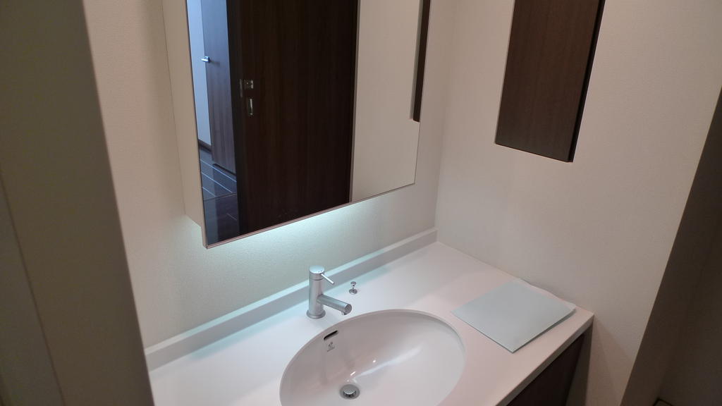 Washroom. Brokerage fee 0.75. Condominium tower luxury lobby ・ Cafe ・ Este ・ Pool