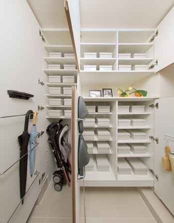 Interior.  [Shoes cloak] Shoes cloak that achieves abundant amount of storage. Stroller and umbrella, Slippers can be stored on the back of the door, Was ease of use. (Model Room H 'type)