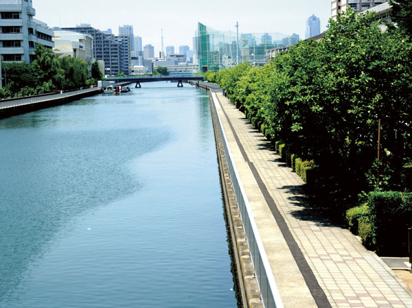 Surrounding environment. Around local streets (about 10m, 1-minute walk)