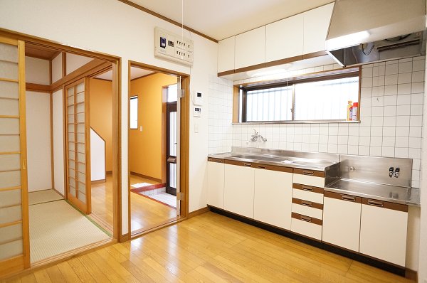 Kitchen. Japanese-style room from the kitchen ・ Entrance