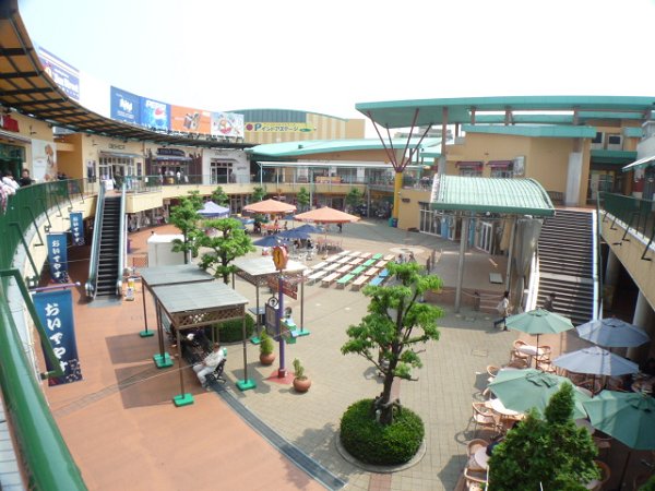 Shopping centre. 500m to San Street (shopping center)