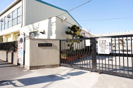 Other local.  [Sunamachi elementary school] It is safe distance of arrival in about a 5-minute walk. 
