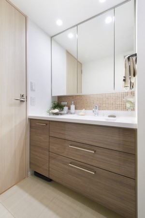  [Bathroom vanity] Sophisticated design with a large three-sided mirror. Abundant storage space, which can be stored and refreshing the vanity, Also provided Luz meter yard to the feet