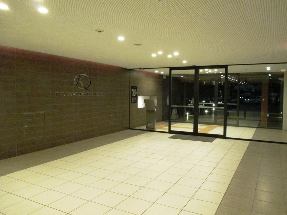 lobby.  ■ Park Side Entrance in the photos. There is a sofa.