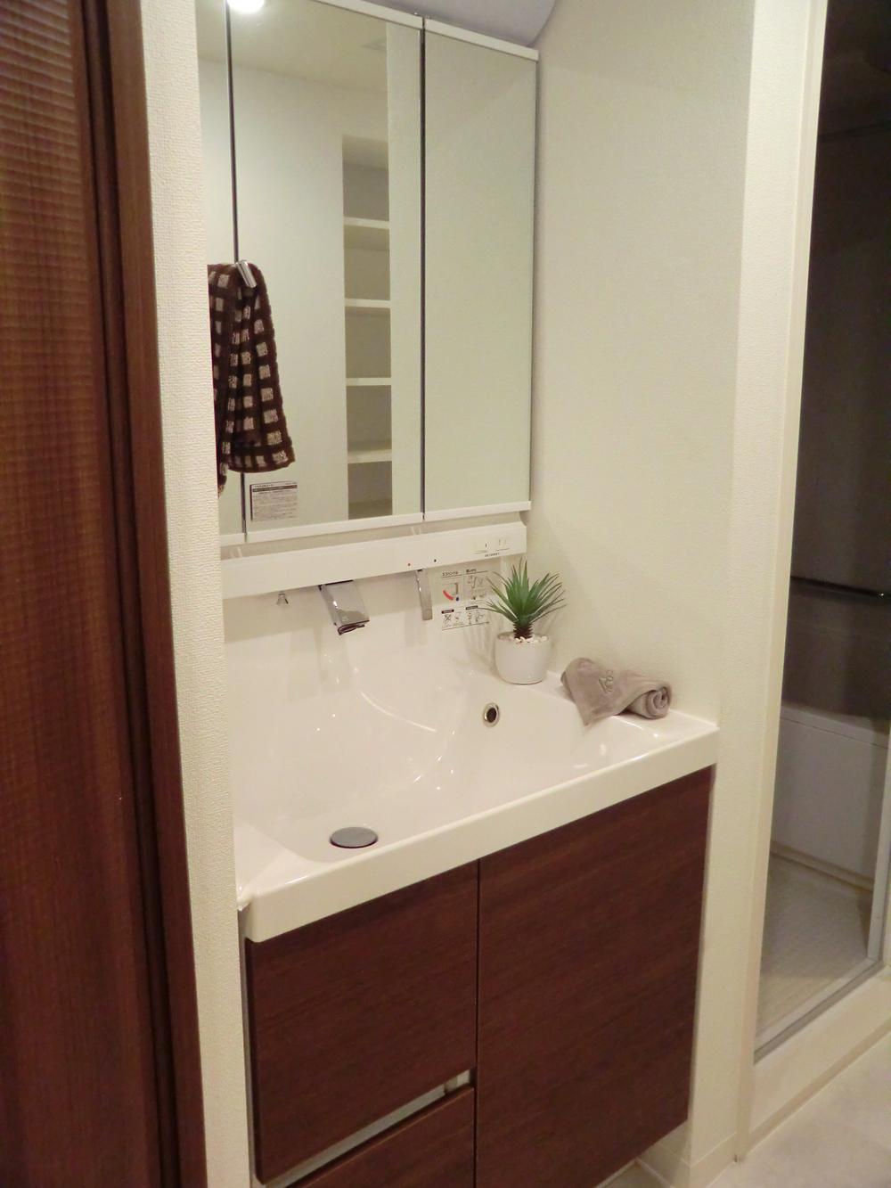 Wash basin, toilet. Three-sided mirror ・ It is vanity shower faucet type