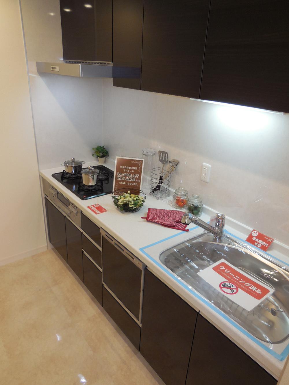 Kitchen. Dish washing and drying machine, It is a kitchen equipped with a water purifier