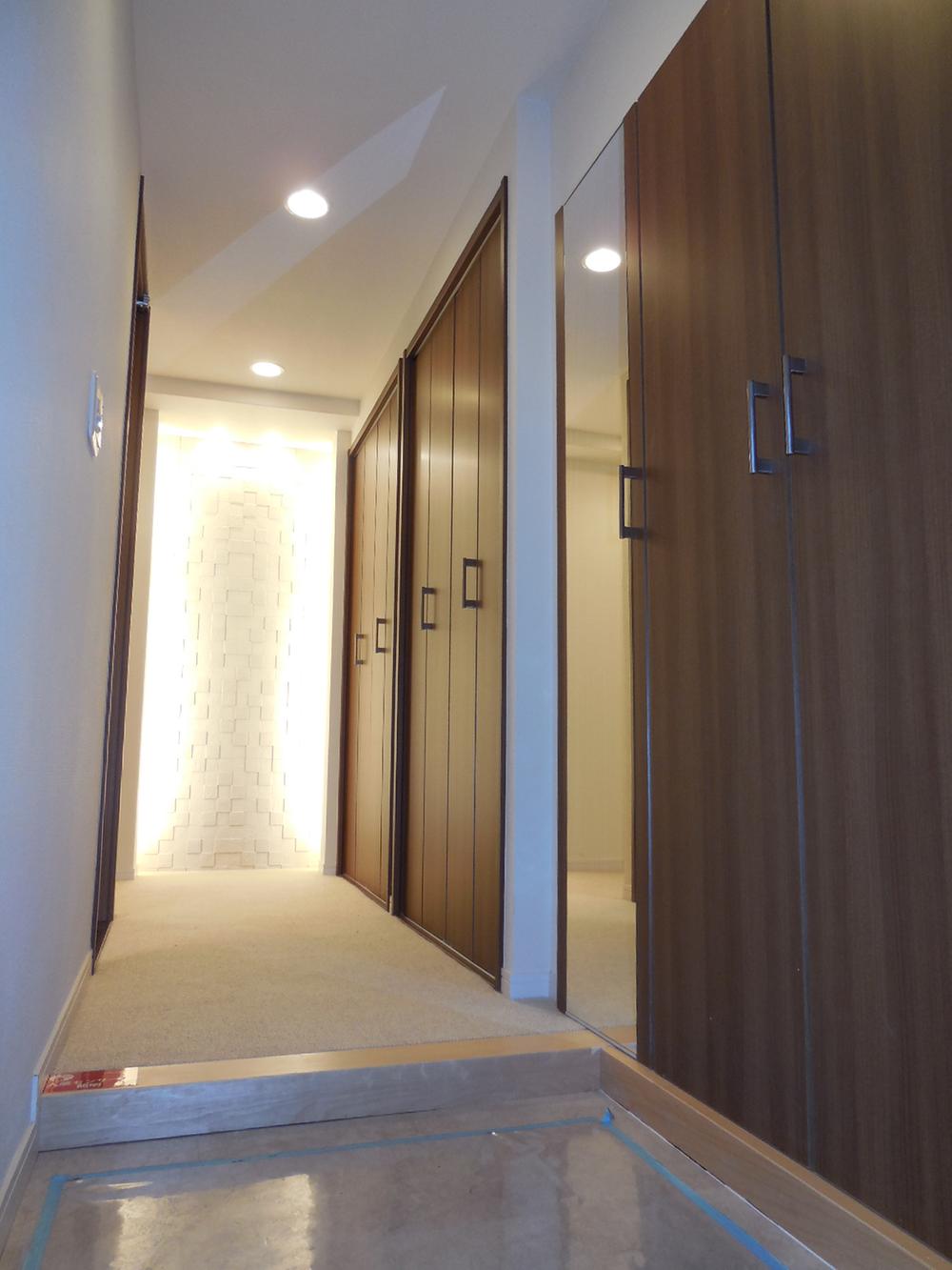 Entrance. Entrance hall, Design wall marked with indirect lighting is installed there is a feeling of luxury