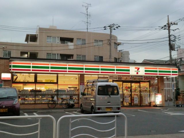 Convenience store. Seven-Eleven (convenience store) up to 100m