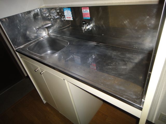 Kitchen. Gas stove can be installed