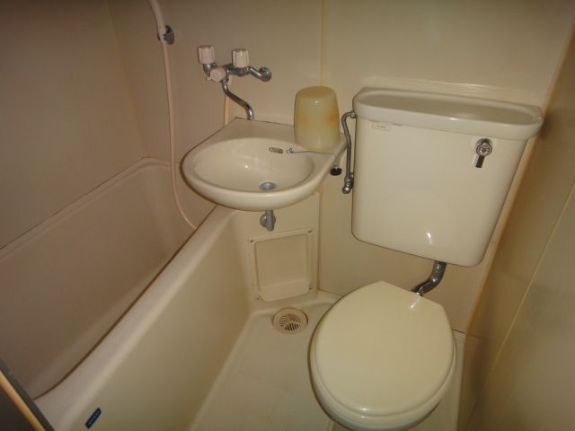 Bath. 3-point unit bus